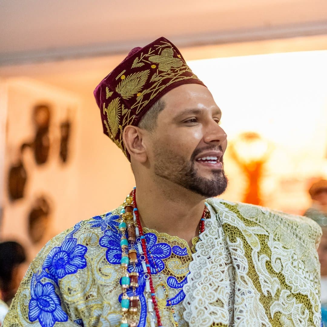 Babá Diego de Odé, babalorixá do Egbé Lajó, em dia de festa